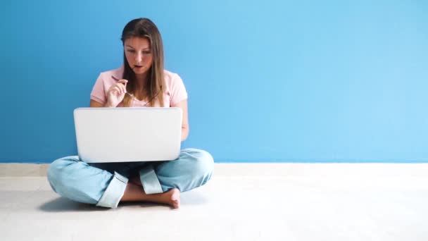 Laptop ile çalışan kadınlar — Stok video
