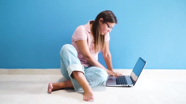Γυναίκες που εργάζονται με laptop — Αρχείο Βίντεο