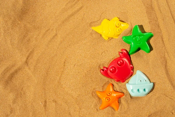 Игрушки на пляже — стоковое фото