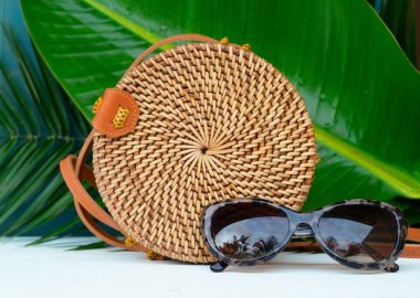 Yaz düz sahne Mayo ile yatıyordu.