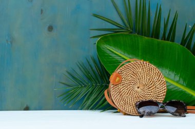 Yaz düz sahne Mayo ile yatıyordu.