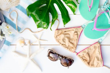 Yaz düz sahne Mayo ile yatıyordu.