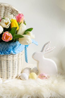 Renkli yumurtalarla Paskalya sahnesi