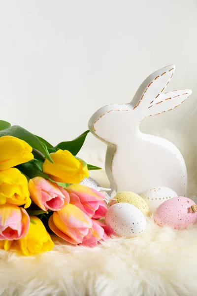 Escena de Pascua con huevos de colores —  Fotos de Stock
