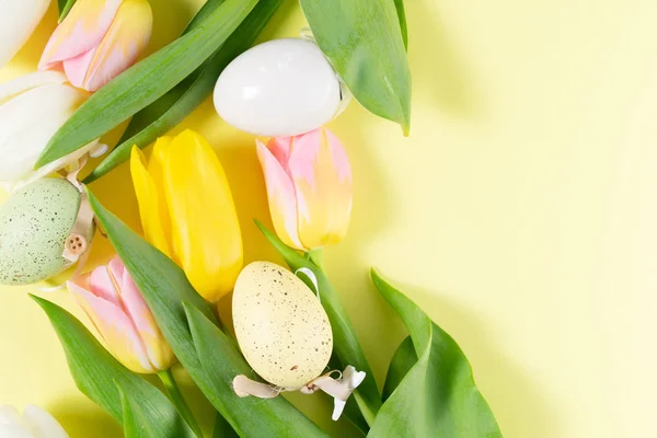 Escena de Pascua con huevos de colores —  Fotos de Stock