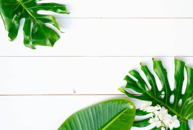 Yaz düz sahne beyaz tahtalar üzerinde yatıyordu.