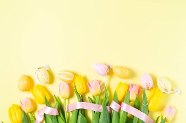 Renkli yumurtalarla Paskalya sahnesi