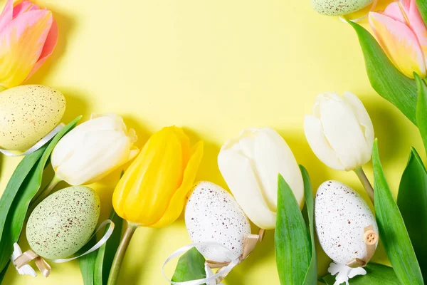 색깔있는 계란 이 있는 부활절 장면 — 스톡 사진