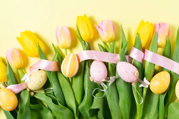 Velikonoční scéna s barevnými vejci — Stock fotografie