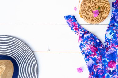 Yaz düz sahne Mayo ile yatıyordu.