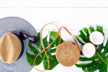 Yaz düz sahne Mayo ile yatıyordu.