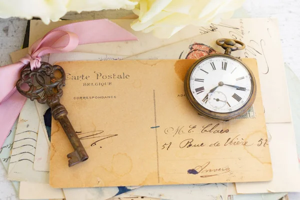 Correo y reloj antiguos —  Fotos de Stock