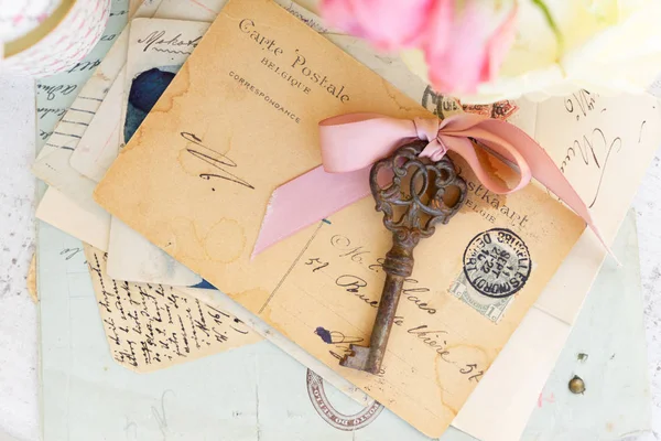 Courrier antique et horloge — Photo