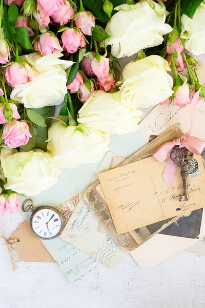 Rosa e rosas brancas florescendo — Fotografia de Stock