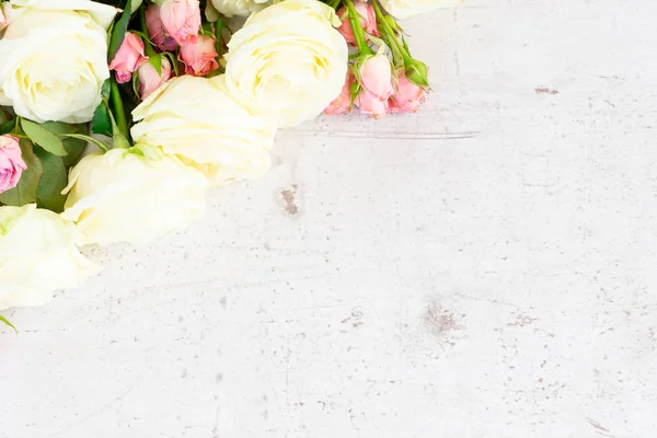 Rosa und weiß blühende Rosen — Stockfoto