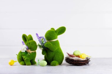 Renkli yumurtalarla Paskalya sahnesi