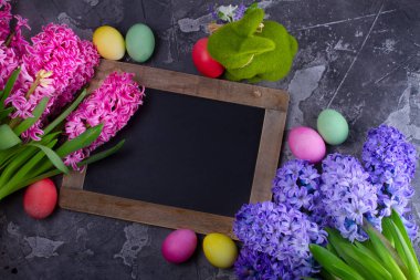 Renkli yumurtalarla Paskalya sahnesi