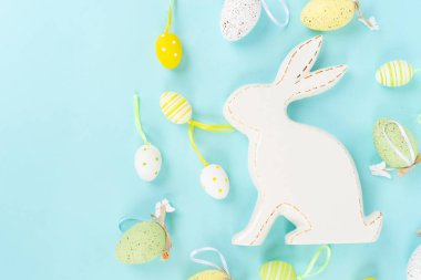 Renkli yumurtalarla Paskalya sahnesi