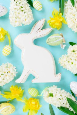 Renkli yumurtalarla Paskalya sahnesi