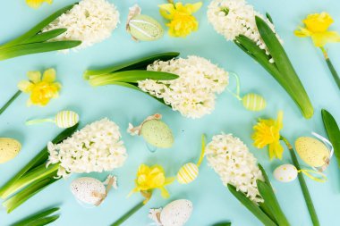 Renkli yumurtalarla Paskalya sahnesi