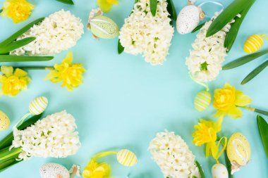 Renkli yumurtalarla Paskalya sahnesi