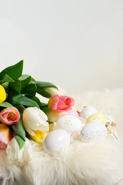 Cena de Páscoa com ovos coloridos — Fotografia de Stock