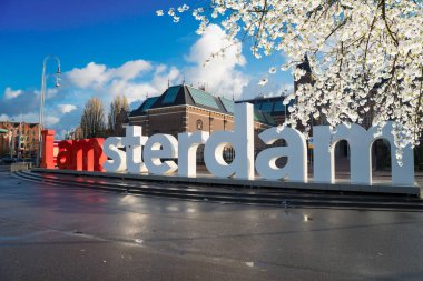 Rijksmuseum ve Amsterdam olduğumu heykeli