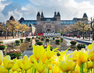 Rijksmuseum ve Amsterdam olduğumu heykeli