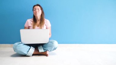 laptop ile çalışan kadınlar
