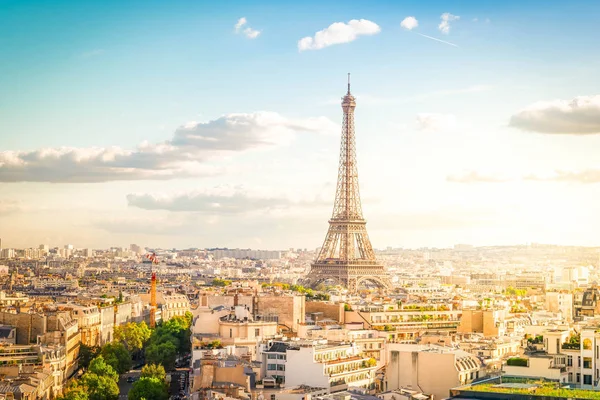 埃菲尔铁尔旅游和巴黎城市景观 — 图库照片
