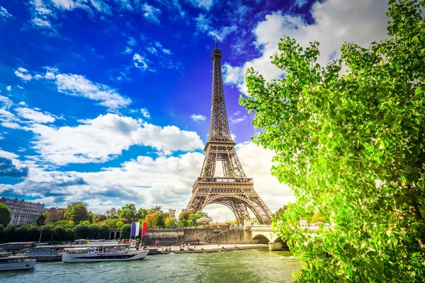 Tour eiffel sobre el río Sena — Foto de Stock