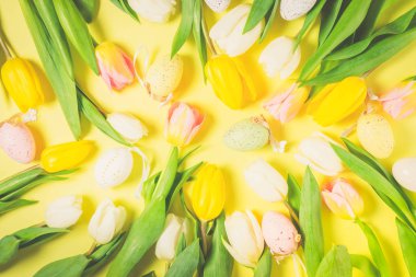 Renkli yumurtalarla Paskalya sahnesi