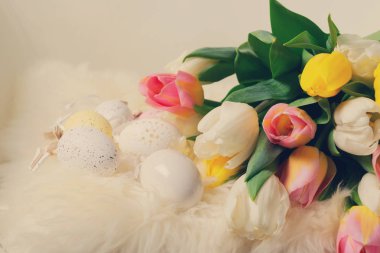 Renkli yumurtalarla Paskalya sahnesi