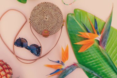 Yaz düz sahne beyaz tahtalar üzerinde yatıyordu.