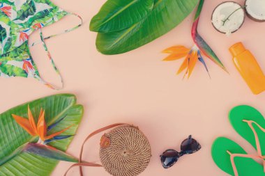 Yaz düz sahne Mayo ile yatıyordu.