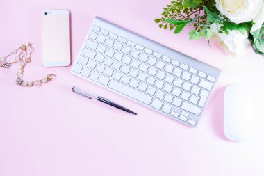 Düz yatıyordu ev ofis çalışma alanı