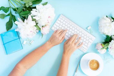 Mavi daire yatıyordu ev ofis çalışma alanı