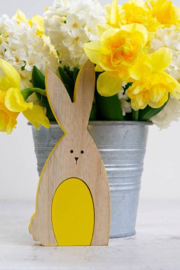 Renkli yumurtalarla Paskalya sahnesi