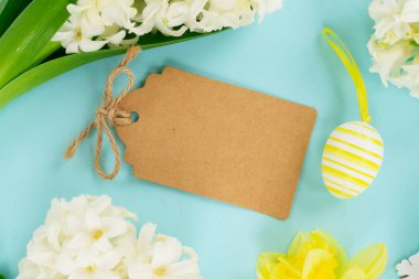 Renkli yumurtalarla Paskalya sahnesi