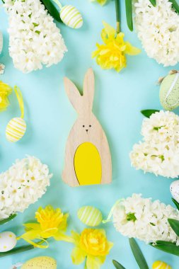 Renkli yumurtalarla Paskalya sahnesi