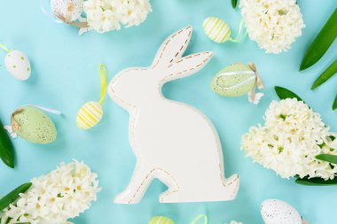 Renkli yumurtalarla Paskalya sahnesi