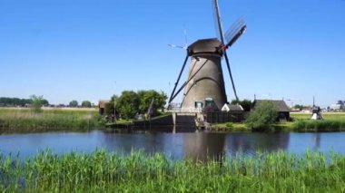 Hollanda yel değirmeni nehir suları üzerinde