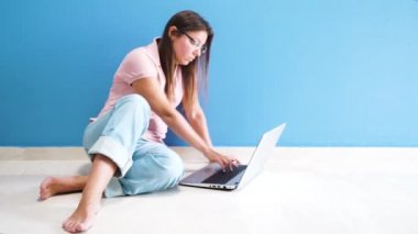 laptop ile çalışan kadınlar