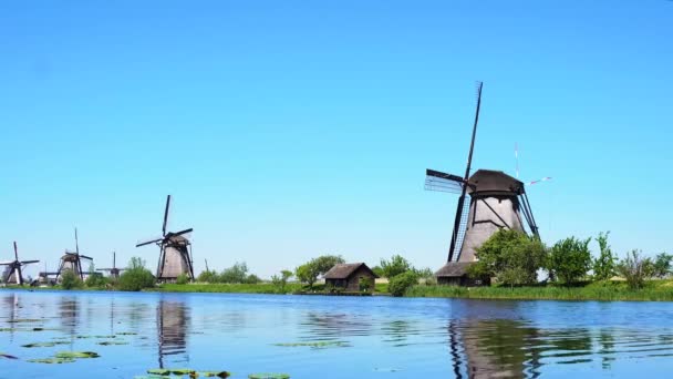 Holländska väderkvarn över flodvatten — Stockvideo