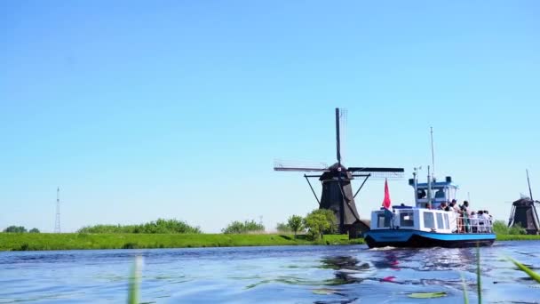 Molino de viento holandés sobre las aguas del río — Vídeos de Stock