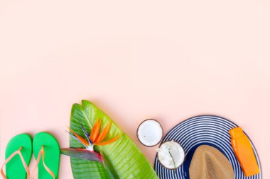 Yaz düz sahne Mayo ile yatıyordu.