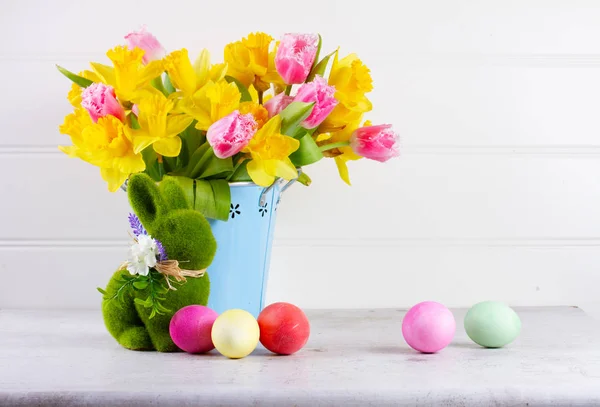 Velikonoční scéna s barevnými vejci — Stock fotografie