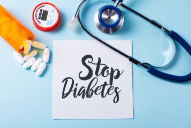 Mavi arka planda beyaz haplar