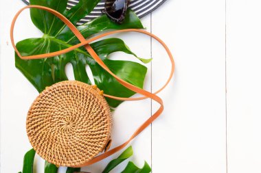 Yaz düz sahne Mayo ile yatıyordu.