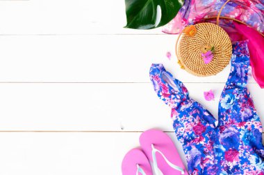 Yaz düz sahne Mayo ile yatıyordu.